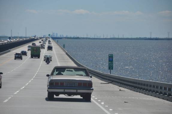 A longa ponte para chegar à New Orleans (que já aparece ao fundo!), na Louisiana - Estados Unidos